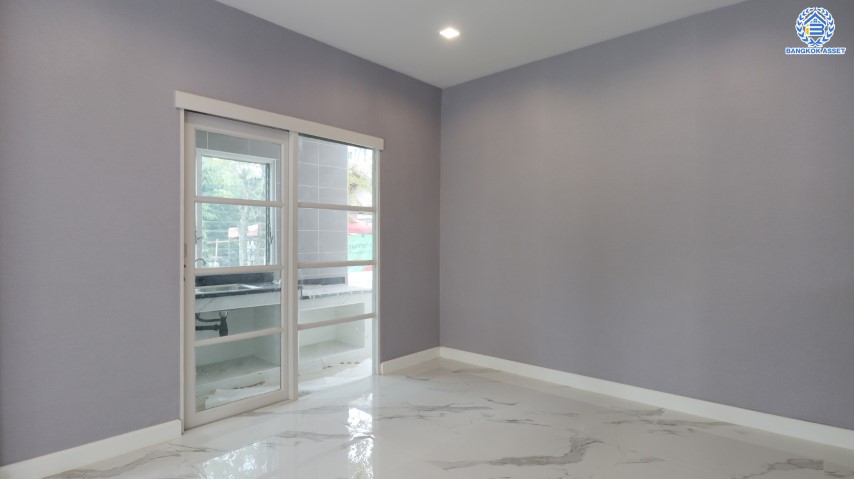 บ้านมือสองตกแต่งใหม่ ม.ราชพฤกษ์ บางบอน 4 หลังมุม! บนเนื้อที่มากถึง 106.6 ตร.ว. ฟังก์ชัน 3 ห้องนอน 4 ห้องน้ำ 1 ห้องแม่บ้าน 4 ที่จอดรถ พื้นที่สนามหญ้าด้านข้างกว้างกว่าถึง 240 ตร.ม. บนทำเลคุณภาพ เชื่อมต่อหลายเส้นทาง ใกล้เดอะมอลล์บางแค จุดขึ้นทางด่วน "เพชรเกษม" และรถไฟฟ้า "สถานีหลักสอง"